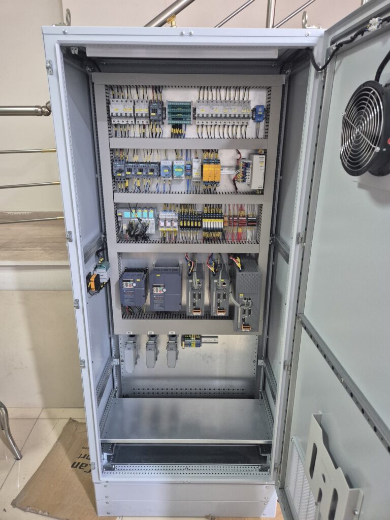 CNC kesim hattı için tasarlanmış otomasyon panosu iç yerleşimi – Siemens sürücüler ve düzenli kablo yapısı ile profesyonel iç dizayn.