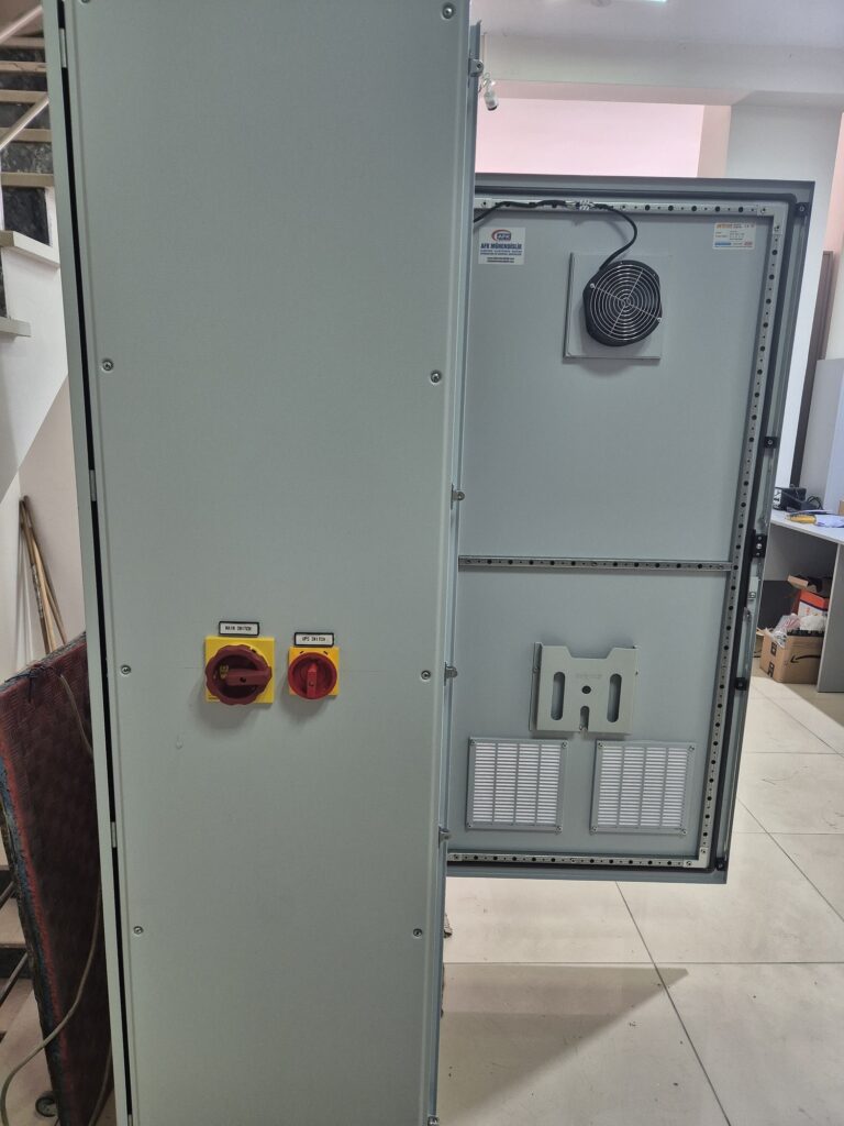 Otomasyon panosunun yan yüzeyinde yer alan ana enerji ve UPS şalter grupları – güvenli saha bağlantısı için erişilebilir kontrol.