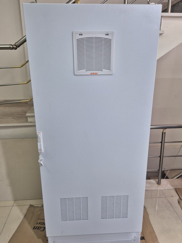 CNC kesim otomasyon panosunun dıştan görünümü – IP korumalı, filtreli hava giriş sistemine sahip dayanıklı pano gövdesi.