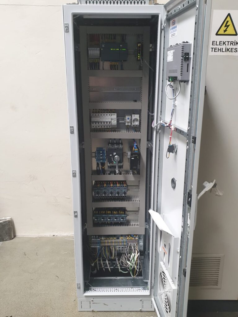 PLC kontrollü otomasyon panosu içi, endüstriyel dolum sistemi